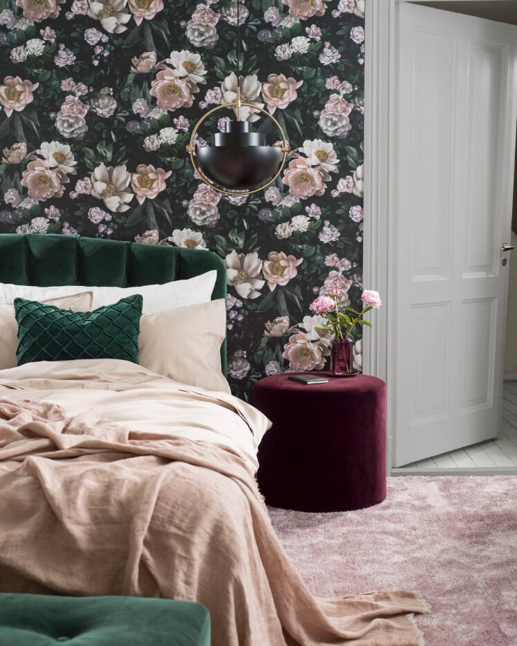 Blommig rosa färg på tapet i sovrum